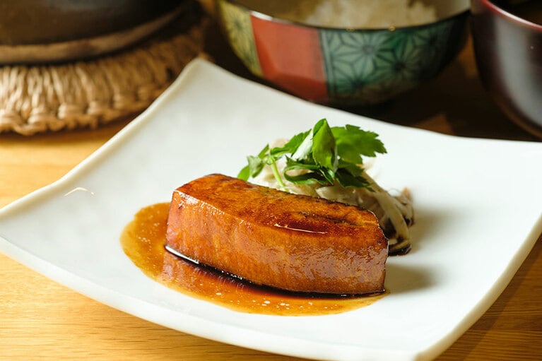 メカジキの煮魚。きめ細かな身を活かすべく火を入れるのは短くさっと、魚の質がいいからと調味は“薄化粧”。だから、ほろりととろけるほど柔らかく、じわりとにじむ脂の旨さで、お酒もご飯もすすみます。