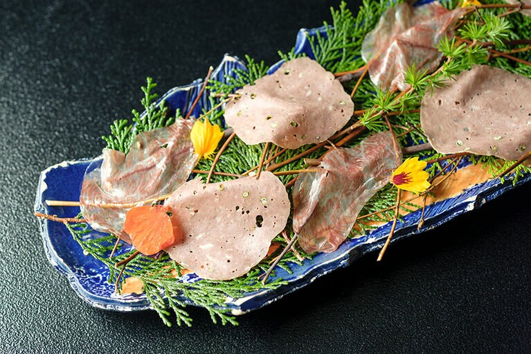 牛肉の生ハムと、熊、鹿、猪のテリーヌの極薄切り。牛ハムもテリーヌもポテンシャルの高いこと！　旨すぎる。薄く切ることで新しい世界が広がる。