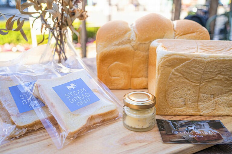 「窮屈なおうち時間から解き放つ、大切なアナタだけに贈るギフトセット」3,200円。#スチパン2種と「恵比寿生ラスク」3セット、「至福のトリュフバター」付き。