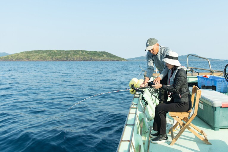 ちょっとドキドキしながら、釣り針に餌の魚をつける。