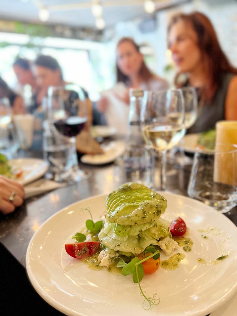 メニュー名はシンプルな「レタスサラダ」ながら、メイン料理のような華やかさ。