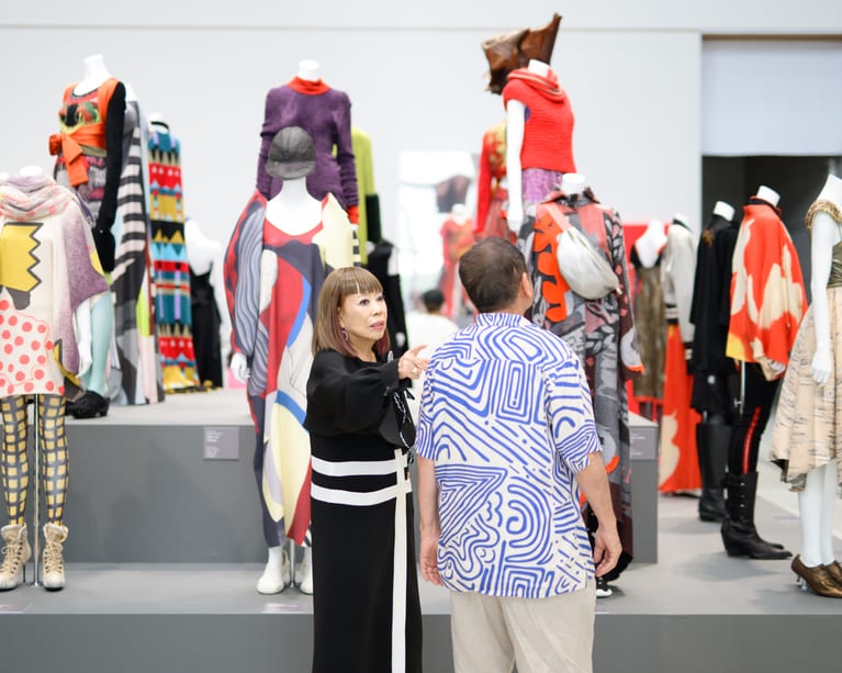 圧巻の展示の前で。