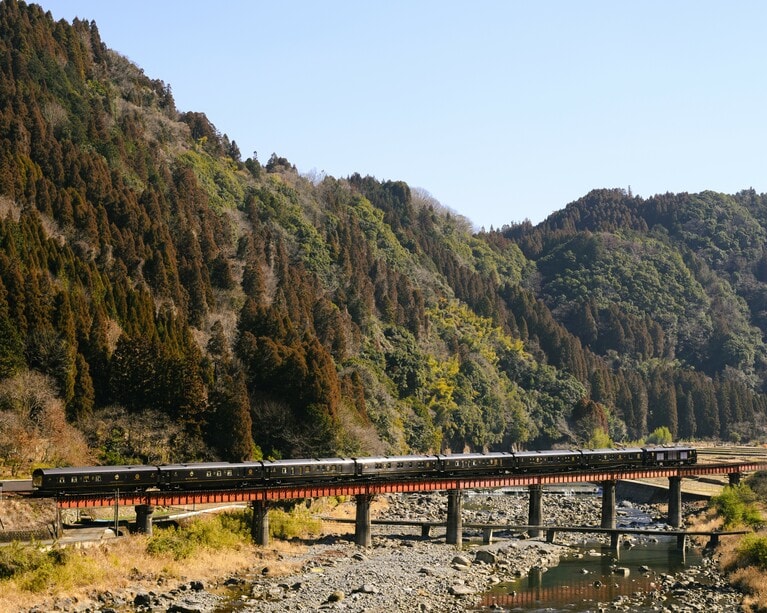 のどかな里山の風景のなかを走り抜ける「ななつ星 in 九州」。