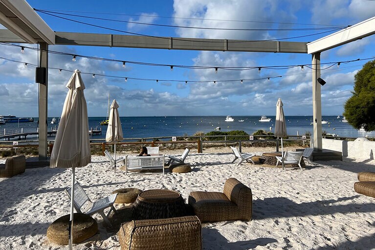 アクティビティを楽しんだ後は、湾を眺めながらのんびりと。