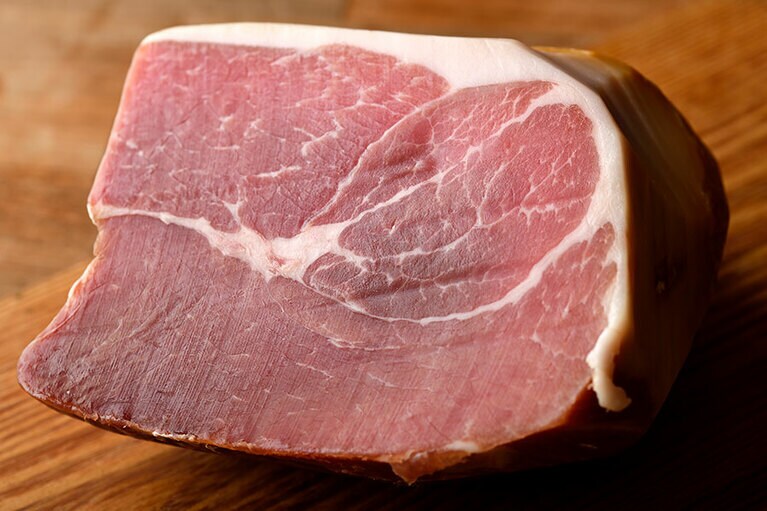 12カ月熟成生ハムの美しい断面。スライスでの販売(150g前後で1,500円)が基本だが、リクエストでブロックでの購入も可能。