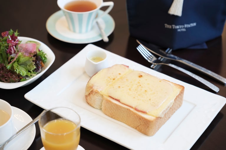 「ジャンボンブランシュとチーズトーストセット」4,800円。予約可（前日12:00まで）。