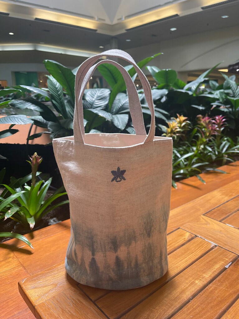 インディゴ染めトートバッグ 118ドル／ハレクラニ ブティック