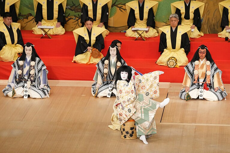 （前方）酒呑童子＝中村勘九郎さん、（後方左より）卜部季武＝市川染五郎さん、碓井貞光＝中村虎之介さん、酒田公時＝中村橋之助さん