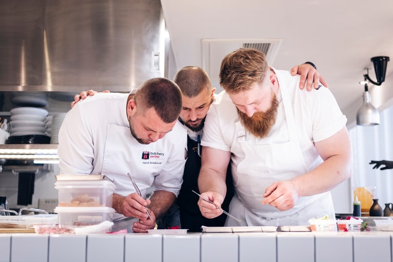 ワルシャワのレストランのミシュランシェフたち。