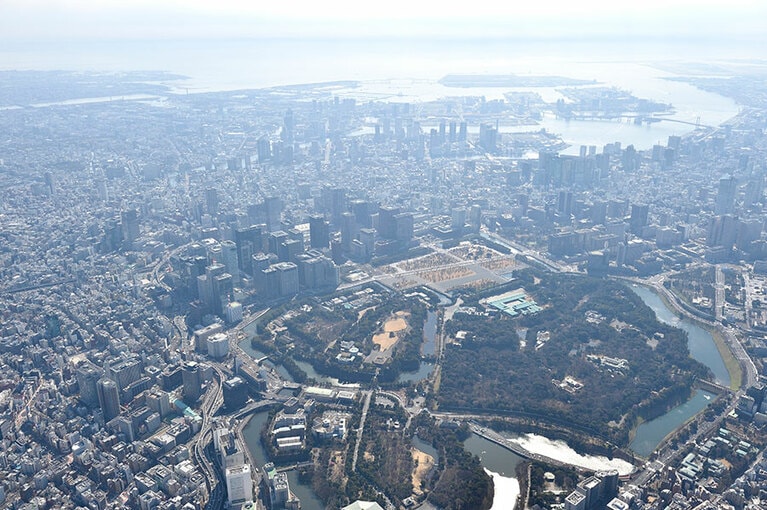 皇居は広大な江戸城跡地内に立つ。