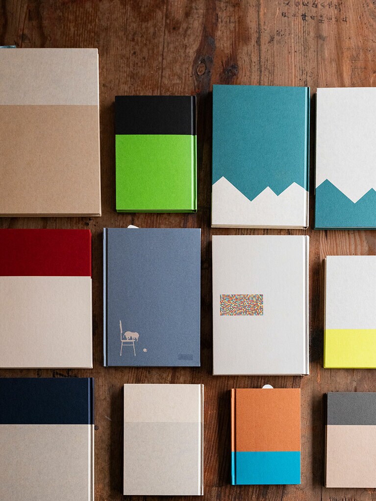 サイズ、紙質、模様などを組み合わせてカスタムメイドできる“ノートブック” 4,070円～（完成まで現在、数カ月待ち）。