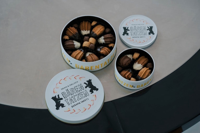 ベーレンタッツェン ギフト缶・S（4個入り）1,944円、M（8個入り）4,104円。