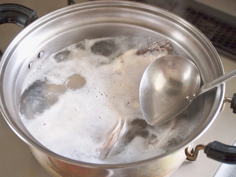 鍋にたっぷりの水、（1）のアラを入れて加熱する。沸騰したら、アクを取り除く。