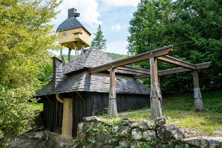 「低過庵」の後ろにそびえる「高過庵」。