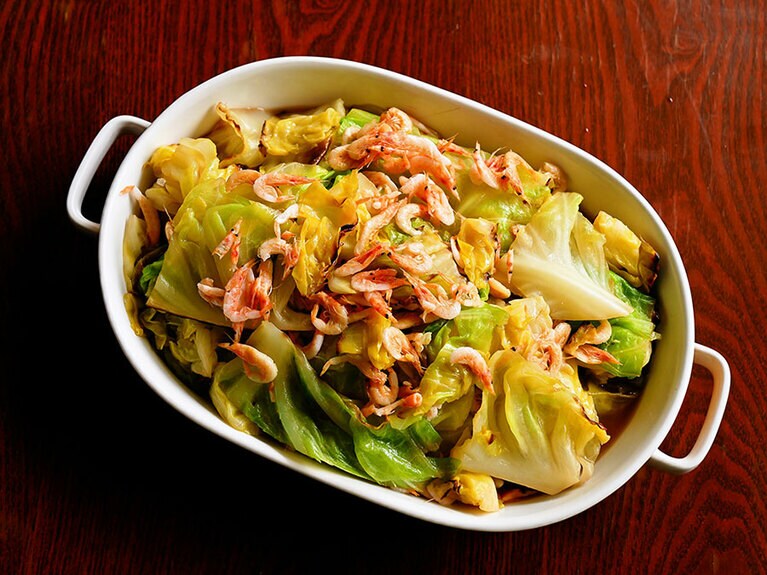 春キャベツと桜エビの蒸し焼き。