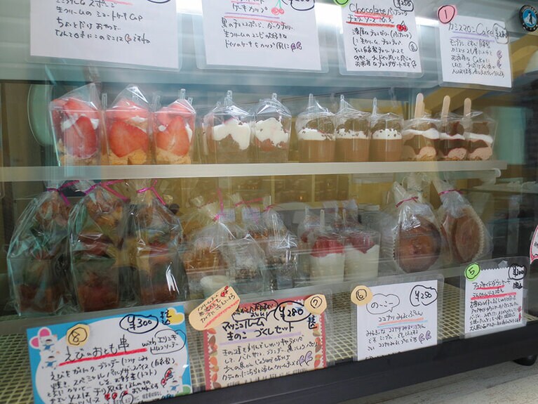 スイーツとおつまみ。何があるかは、その日のお楽しみ。