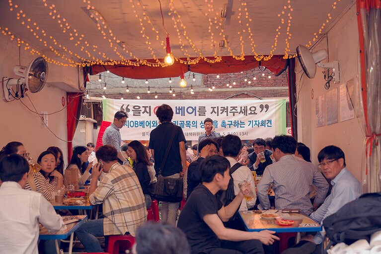 店横スペースに拡張した客席も大盛況のOBベア。立ち退き反対の横断幕が見える。実は閉店の噂があり今年この店の去就が世論も巻き込んでニュースになるほど。