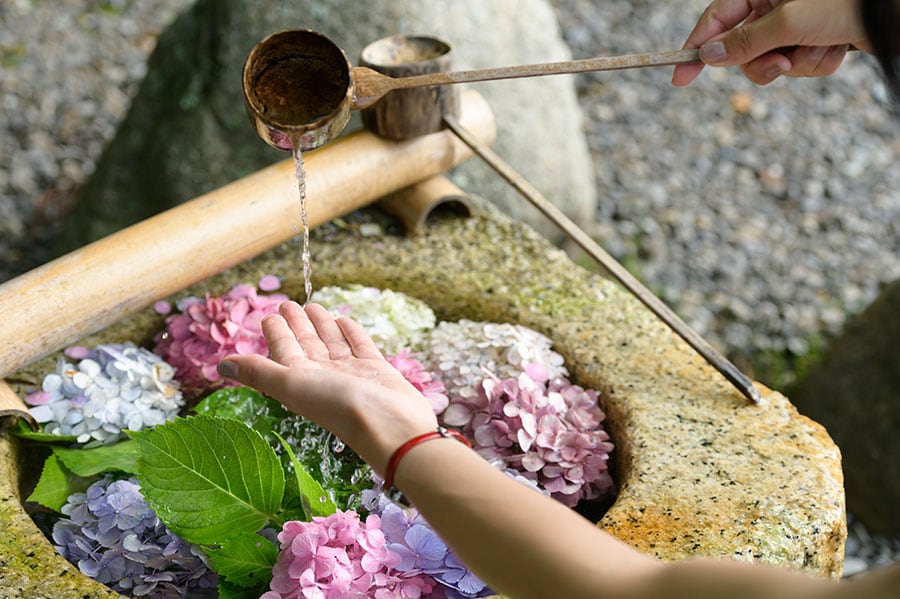 比叡山延暦寺の続き地にある「星野リゾート　ロテルド比叡」では、トリートメントだけでなく飲み水のすべてに日枝の霊水を使用している。