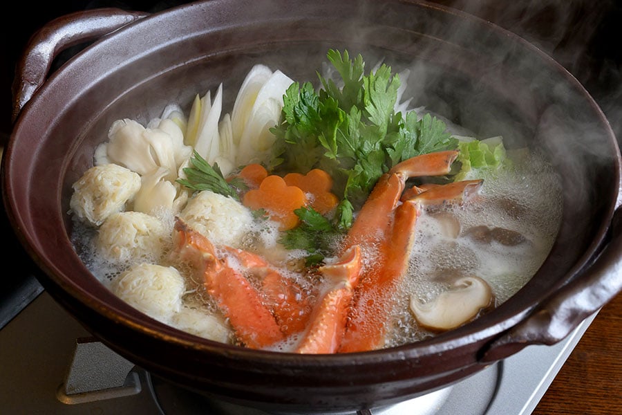 「活蟹すき鍋」は、たっぷりの蟹肉を最小限のつなぎで丸めた蟹だんご入り。