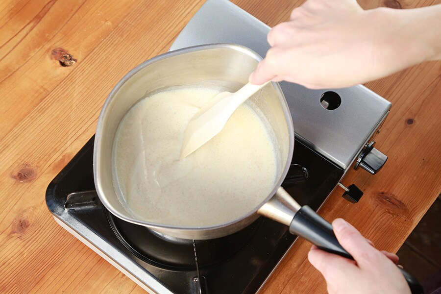 1回目の豆乳を入れた状態。豆乳を加えたら弱火にかけて焦がさないように絶えずかき混ぜながら火を入れる。しっかりととろみがついたら2回目の豆乳を加えていく。