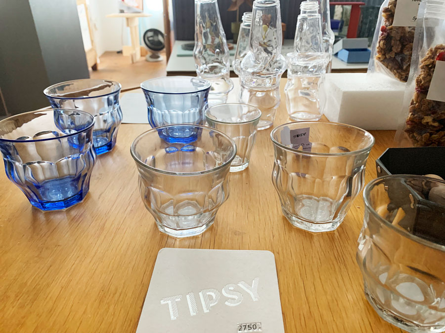 フランスの強化ガラス「デュラレックス」のグラスを溶かし、リプロデュースした「TIPSY」のグラス 各2,500円。