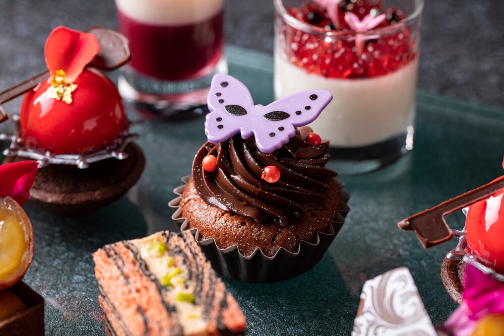 「ビターチョコレートカップケーキ」には、館の主が主催したであろう舞踏会の仮面を模した、パープルのチョコレートをトッピング。