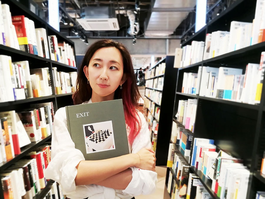 入場料のある本屋として話題の「文喫」(東京・六本木)にRie fuが登場。
