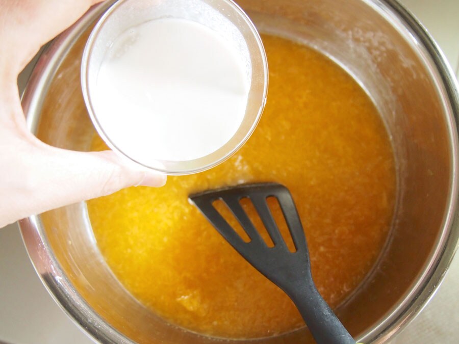 (4) オレンジの絞り汁を入れた鍋に少量ずつ(3)の葛粉を入れます。
