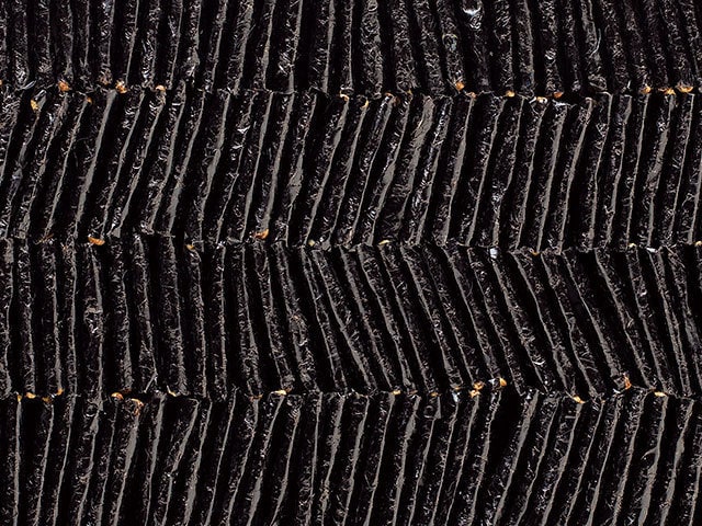 0枚を超える海苔巻きあられが 缶の中に整然と並ぶ漆黒のギフト