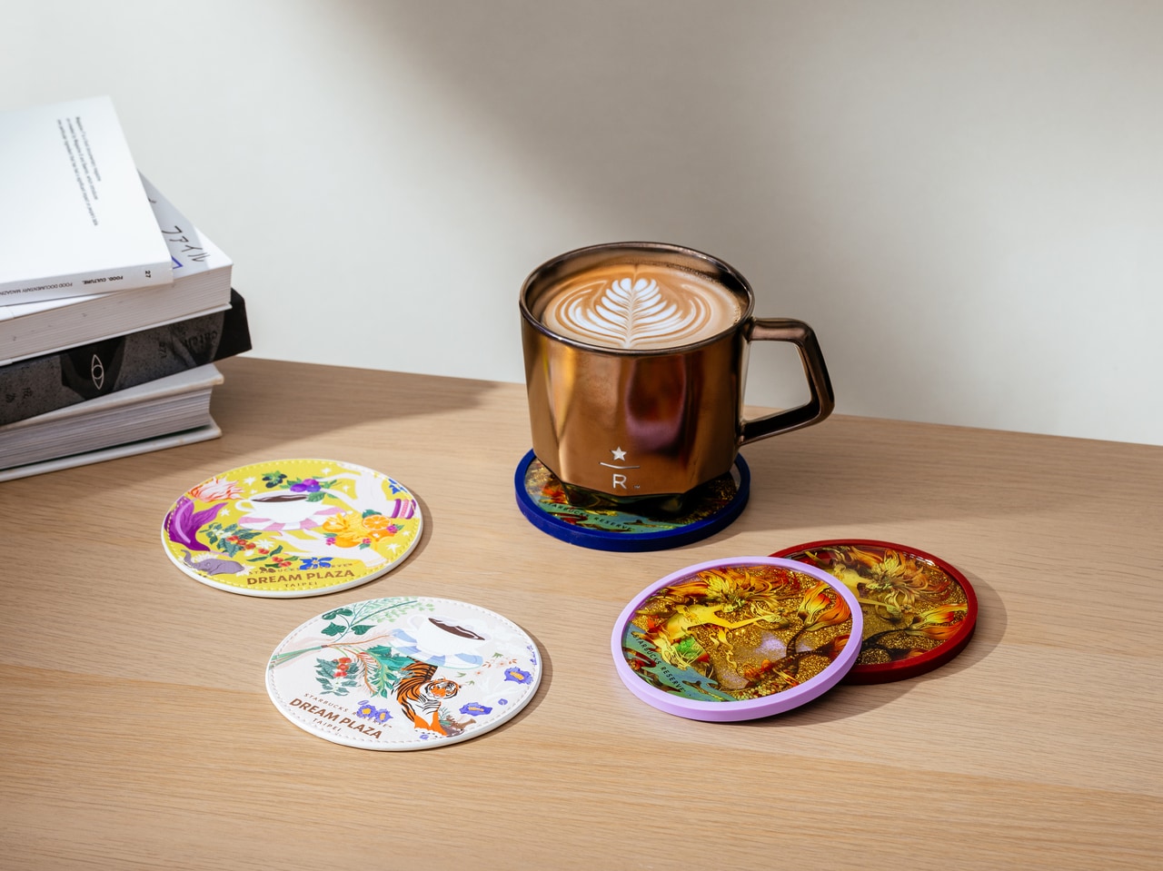 左側の2つがレザー製。右側の2つがサイレンをモチーフにしたコースター。