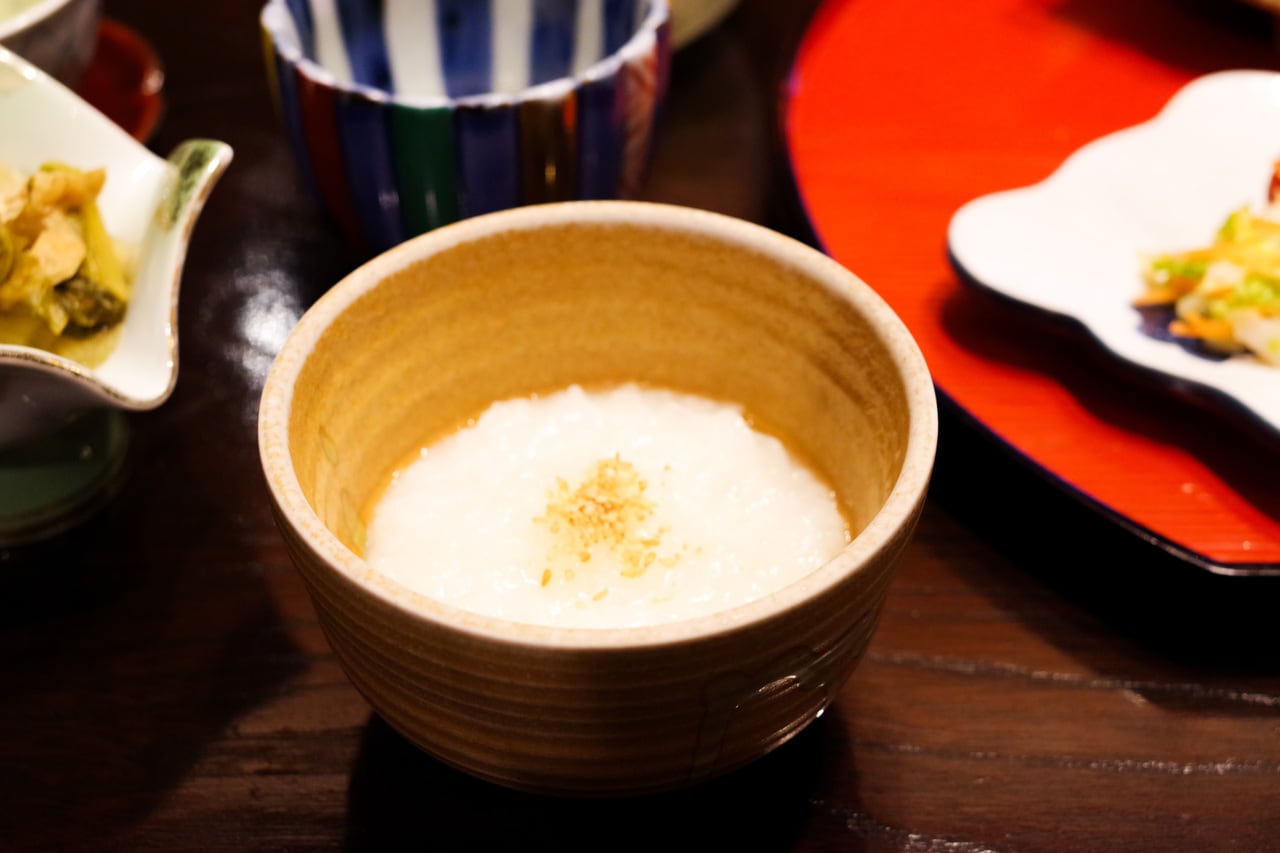 下田（しただ）のコシヒカリを源泉で炊いた「温泉粥」は朝食の名物。