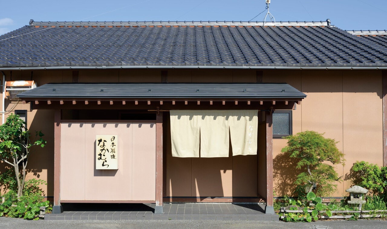 カウンター席のほか、テーブル席や小あがりの個室を完備。