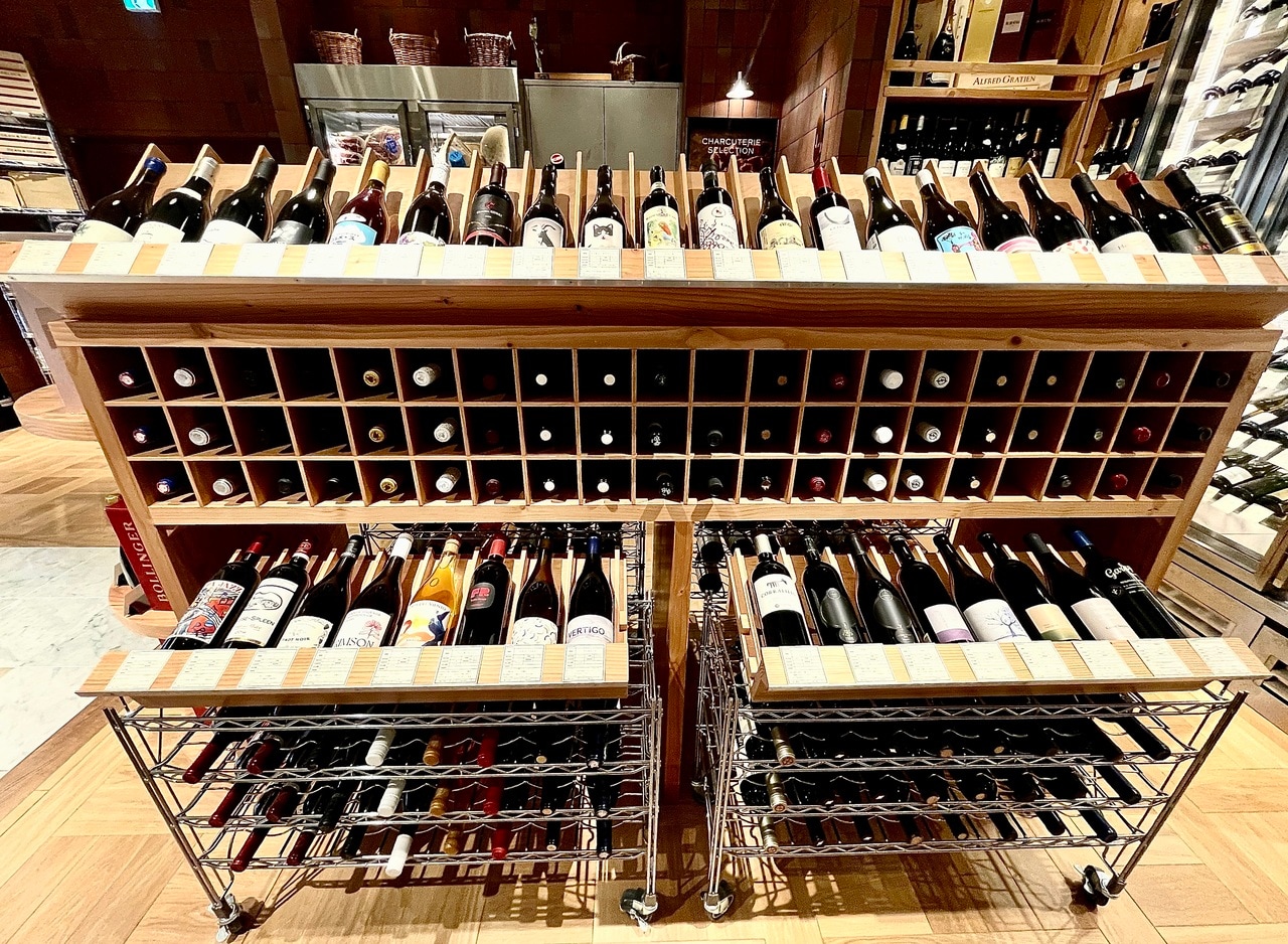 世界各国のワインが並ぶセラー。食卓にもギフトにもふさわしい1本が見つかるはず。