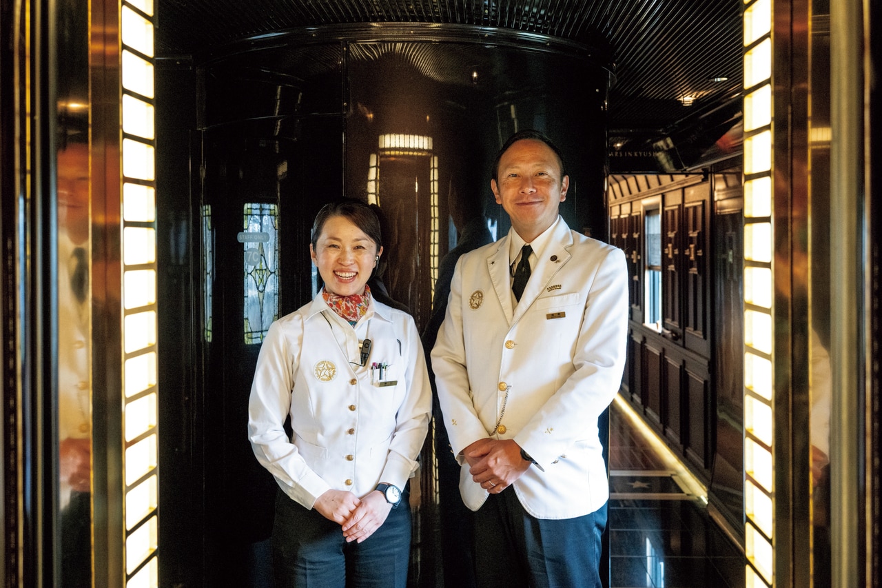 「車窓を過ぎ去る美しい景色を余さずご案内したい」と話すクルーの塩島さんと奥村美幸さん。