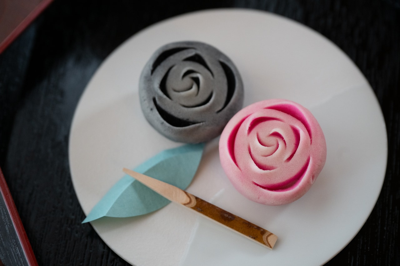 会期中は芸術祭のテーマ「灰と薔薇のあいまに」をモチーフにしたお菓子が各所で販売されている。写真は「灰と薔薇生菓子 2個入り」(820円)。和菓子処 三好屋老泉にて販売。