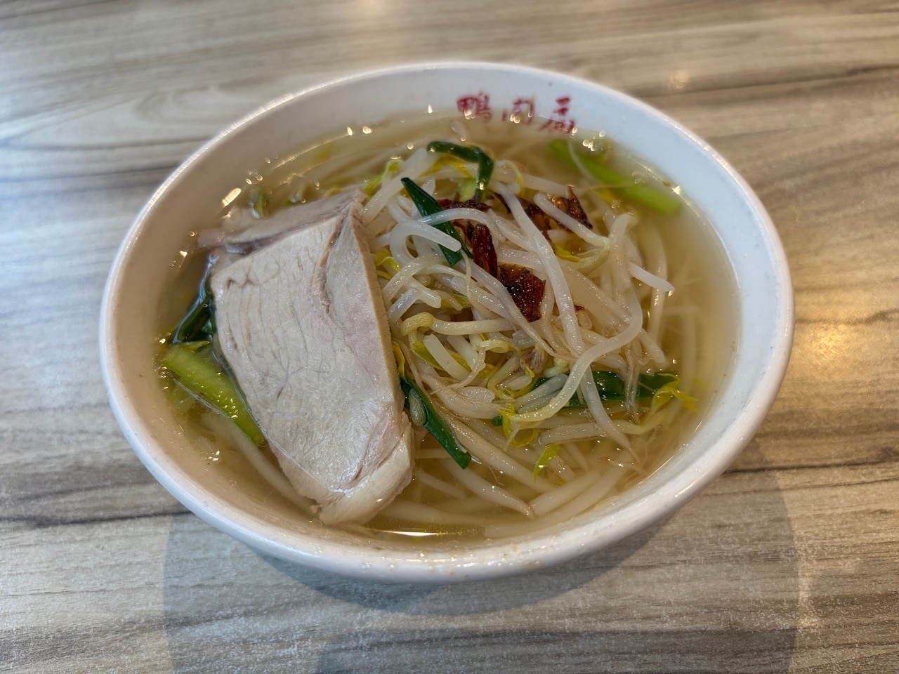 テーブルに置かれた辛みソースとたまり醤油は、ガチョウ肉を味わう際のつけダレに欠かせません。