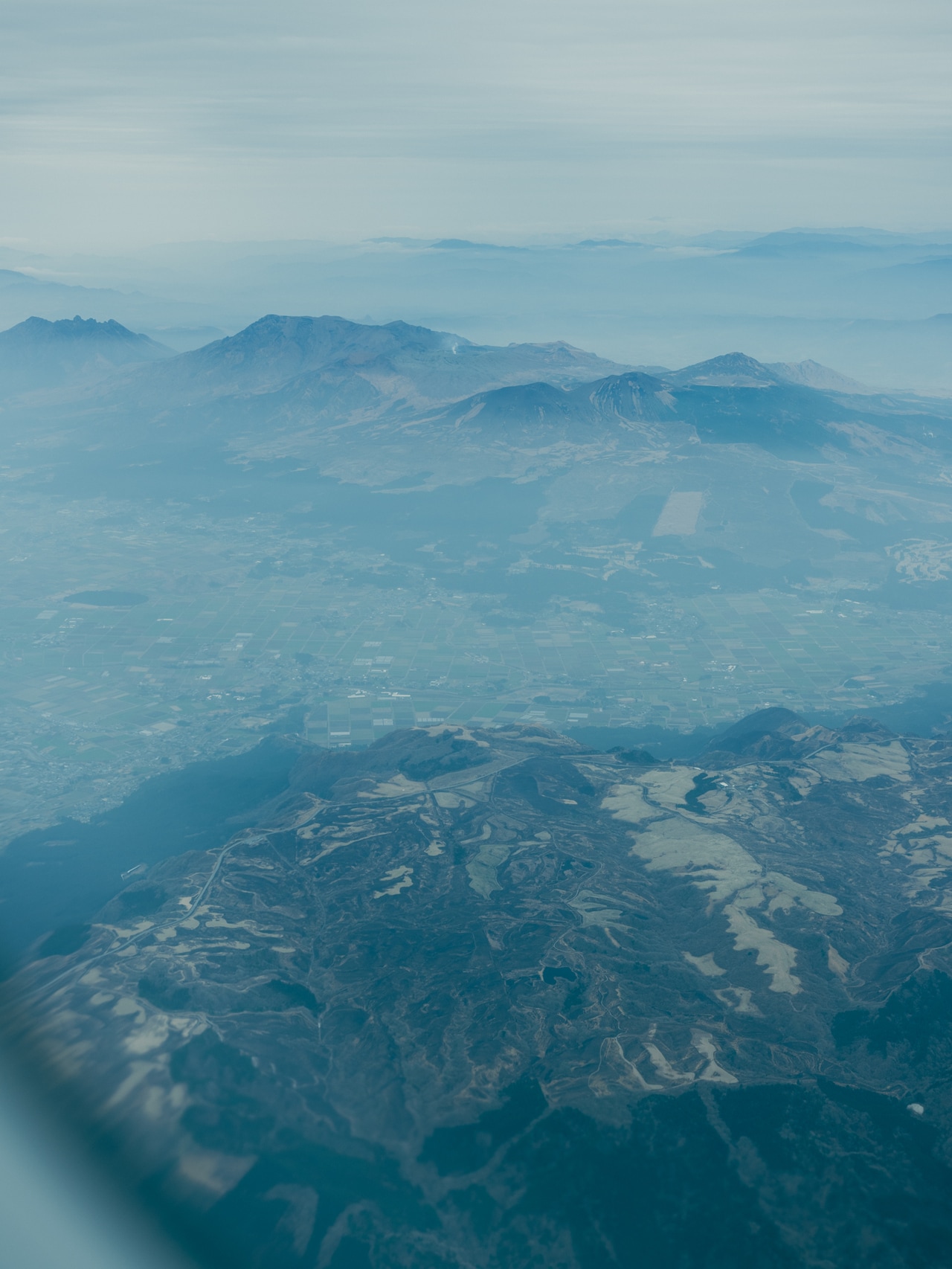 東京から熊本への飛行機から見た山々。2025年3月13日