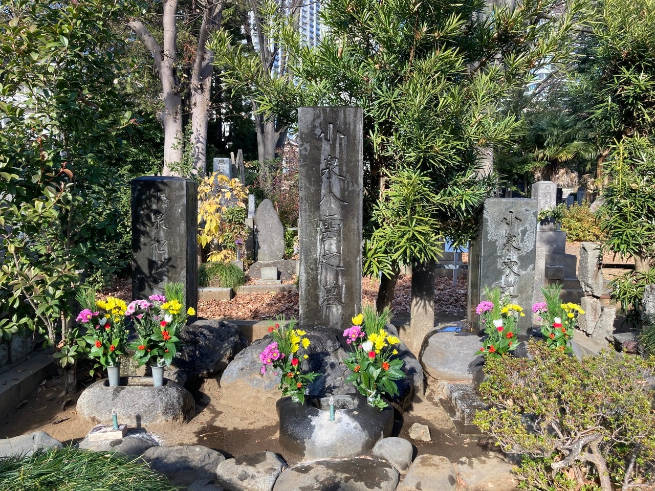 八雲とセツの墓。画像提供：小泉家