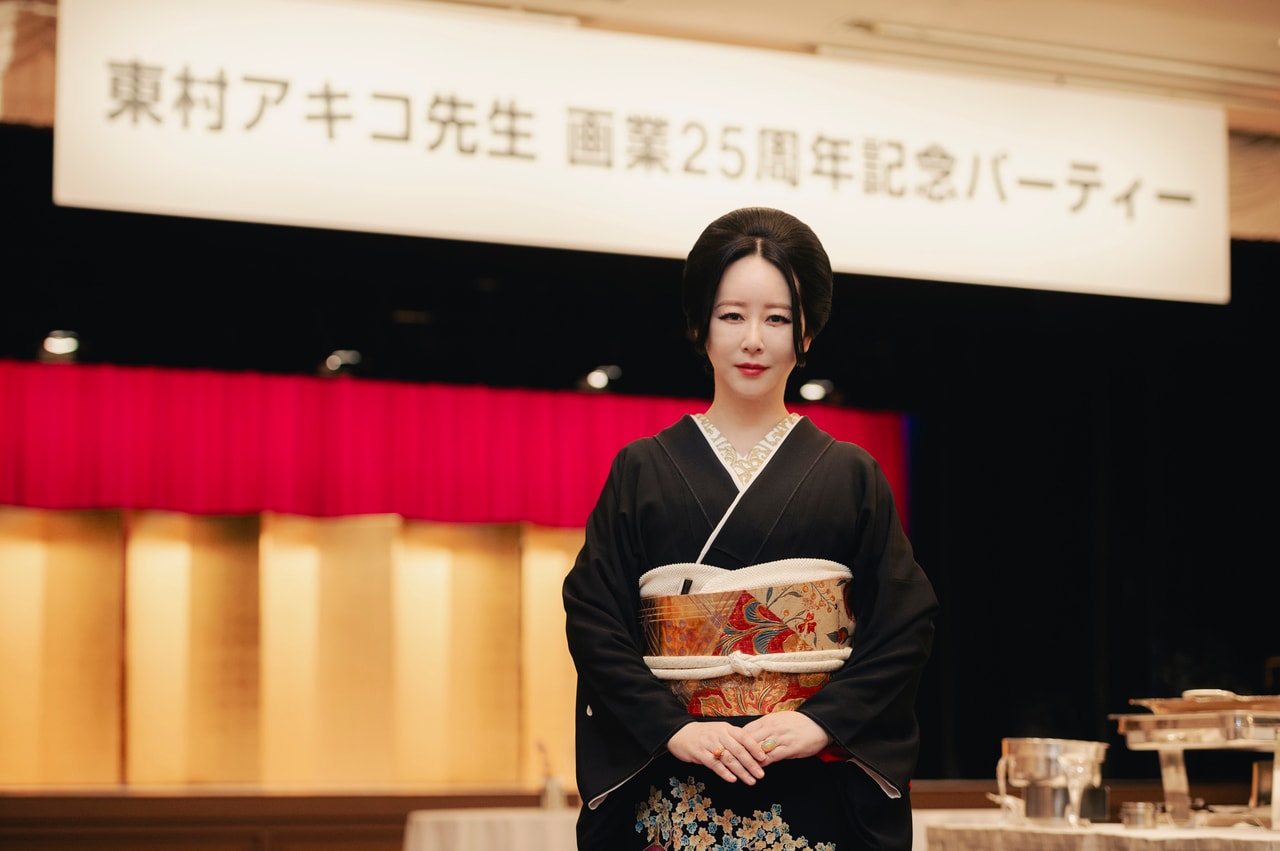 妖艶さの中に、渋みや重みの利いた美しい着物姿の東村アキコさん。
