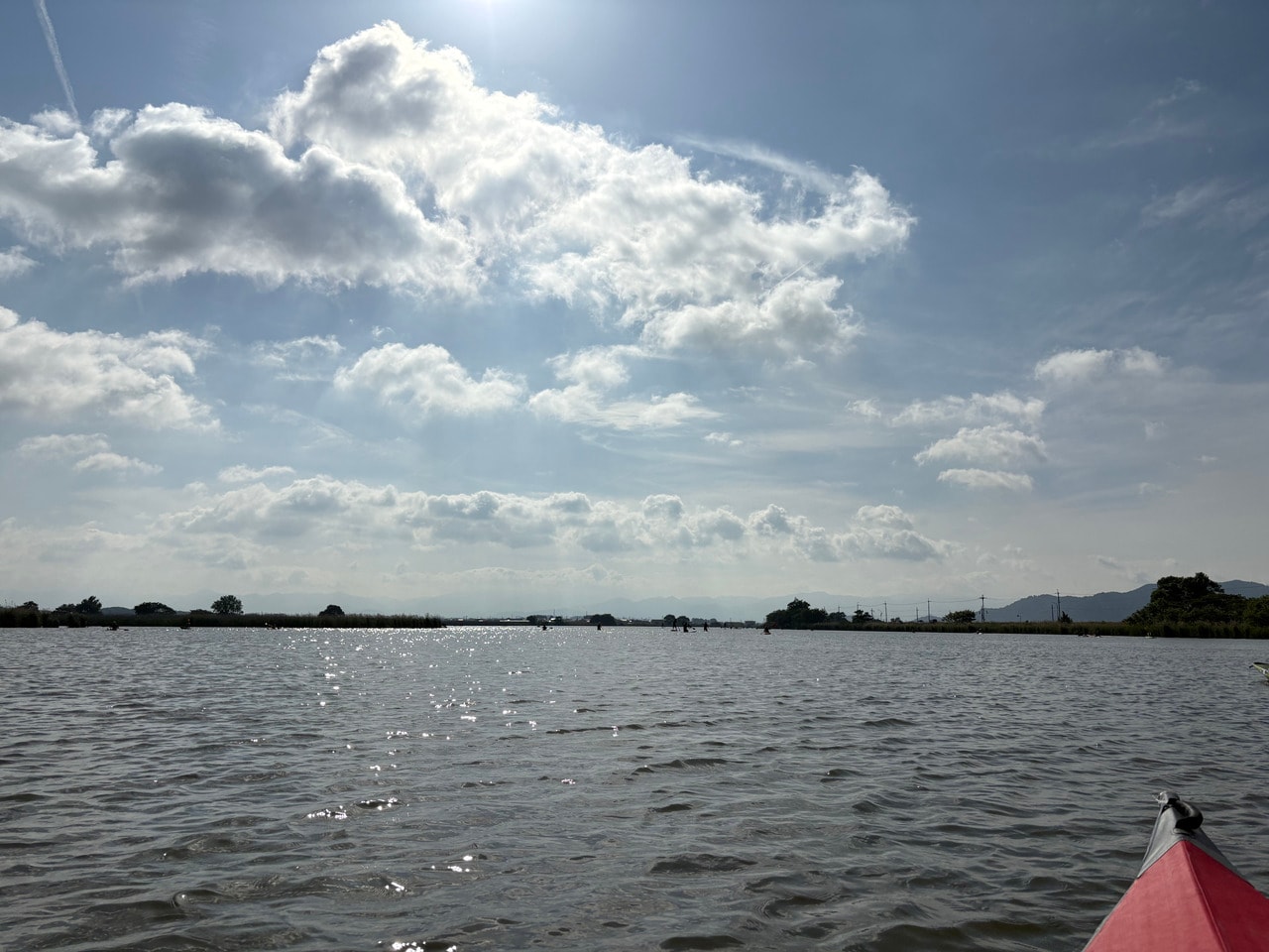 朝7時、カヤックの上から撮影した一枚。天候にも恵まれ、湖面がきらきらとまぶしく光る。