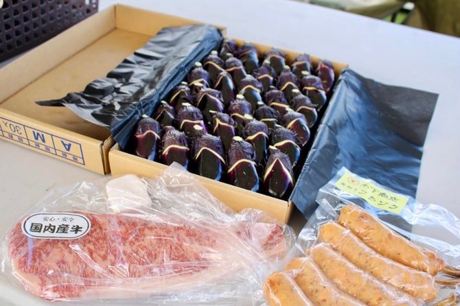 「横浜南部市場食肉」で購入したステーキ肉（1枚1,598円）や、「木下商店」の骨付きフランク（663円）など。