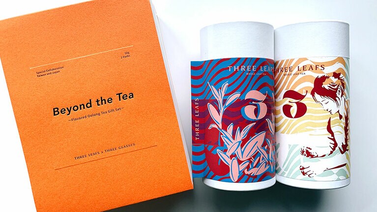 左がピーチ烏龍茶、右がマンゴー烏龍茶。パッケージのデザインも秀逸。