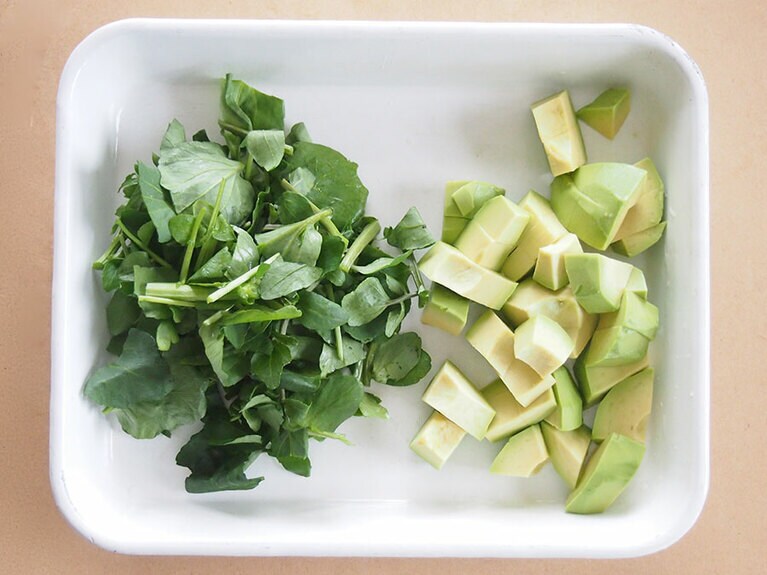 アボカドは角切りに。クレソンは食べやすい大きさにざく切りにする。