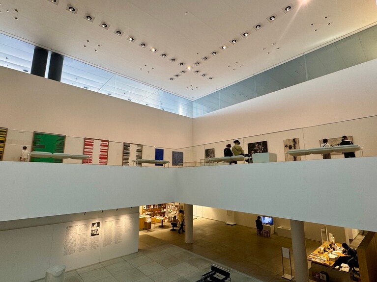 自然光の入る明るい展示室は、光と影が織りなす空間自体が芸術作品のよう。