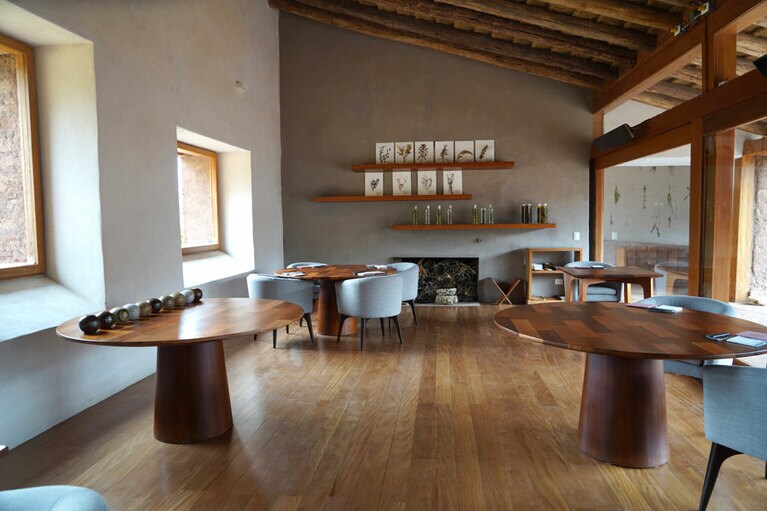 土と木の温かみを感じるシンプルモダンなダイニング。©Shifumi Eto