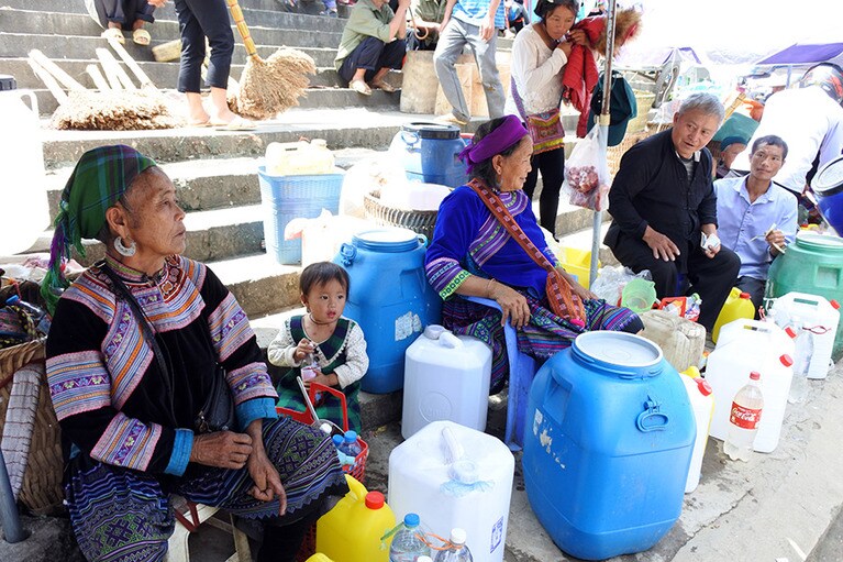 ポリタンクの中身はトウモロコシの焼酎。コクがあり、飲みやすい。