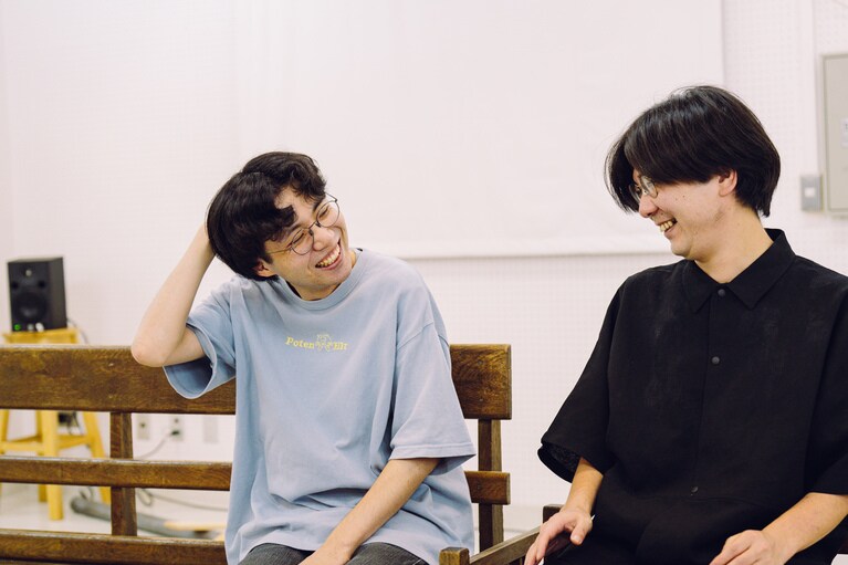 「忘れられてしまった記憶へ目を向けたい」ポッドキャスト演劇に挑戦するロロ・三浦直之が新作『まれな人』にかける思い。稽古風景。