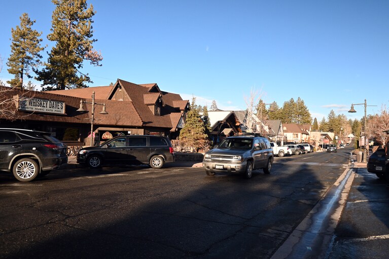 ビレッジドライブ沿いにギフトショップやレストランが並んでいます。