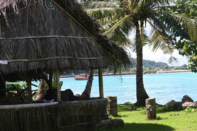 チャモロ・ビレッジ近くの浜辺に建つ小屋。ローカルの男性が気持ちよさそうに昼寝をしていました。
