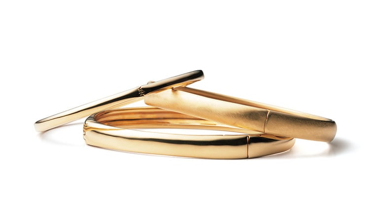 バングル〈上から〉「キウナ バングル ナロウ ポリッシュ S」(YG) 465,300円、「キウナ バングル ワイド サテンM」(YG) 1,380,500円、「キウナ バングル ワイド ポリッシュ S」(YG) 1,314,500円(すべて受注生産)／キウナ(エスケーパーズオンライン)